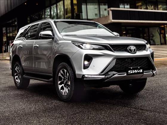 TOYOTA HILUX SW4 2.8 D-4D TURBO DIESEL SRX PLATINUM 7L 4X4 AUTOMÁTICO TOYOTA HILUX SW4 2.8 D-4D TURBO DIESEL SRX PLATINUM 7L 4X4 AUTOMÁTICO